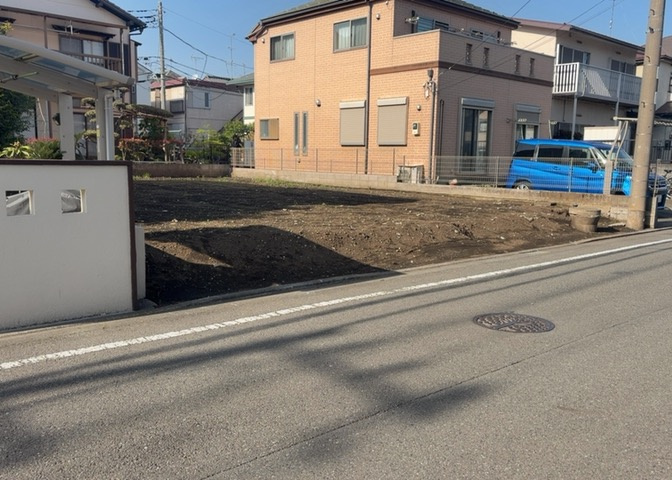 現地に行くなら、物件の周囲の地形がどうなっているかを見ることも大切です。周辺より低くなっている土地では、大雨などで水が集まりやすいため、地盤が弱くなっているということも考えられるため、注意が必要です。