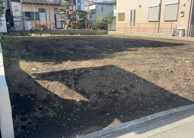 土地購入を検討されている場合、境界杭がない状態で購入してしまうと境界確定測量をする必要があり、費用がかかります。購入の前に、売主、隣土地所有者立ち合いのもと境界を確定し境界杭を設置するのがベストです。