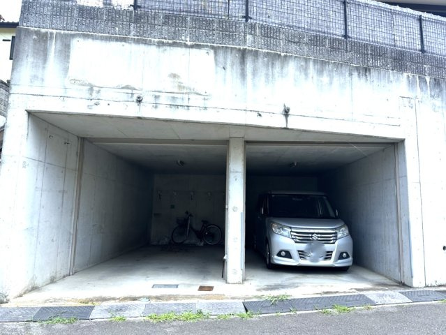 駐車は2台分！ビルトインガレージのため雨風から愛車を守れますね