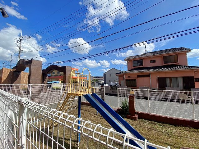 前面に遮るものがなく、開放感にあふれた素晴らしい眺望が広がります。爽やかな風と太陽の光を感じながら、季節の移り変わりや街並みを楽しめる贅沢なロケーション。日々の暮らしに豊かな潤いを与えてくれます。