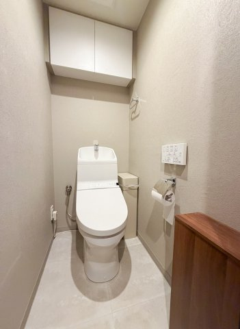収納スペースがしっかりとあるトイレスペース！2018年に室内大規模リフォーム履歴有の為室内状況良好！