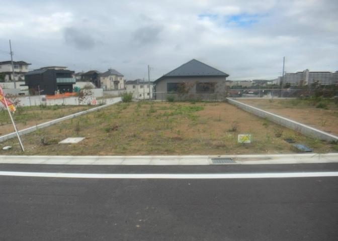 土地の形が極端に長細かったり、狭小地、あるいは道路との高低差がある傾斜地だった場合、後々売ろうとしても買い手がつかない場合もあります。後々、売却することになった時に価値の下がらない土地を選びましょう。