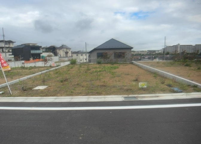 土地の面積＝住宅面積ではありません。建ぺい率の問題などで、土地のある場所によって住宅を建てられる面積は限られています。高さもしかり、「土地」という言葉の中には、建築条件も含まれると考えておきましょう。