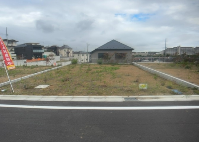 家を建てる場合、方位は要チェックです。現実的に日当たりのよい家ならばリビングは南側、建築基準法でも北側に当たる家への配慮は求められています。土地を見学に行く際は、方位磁針を持って行くようにしましょう。