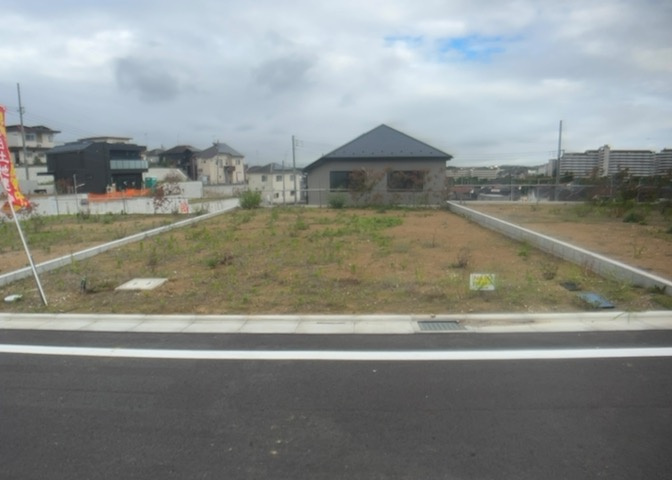 土地を買う際、住む地域の自治体や福祉の補助制度にも注目してみましょう。子供や老人の医療補助やゴミ出しのルールなど、自治体によってルールに大きな違いがあるため、暮らしやすい土地で判断するとよいでしょう。