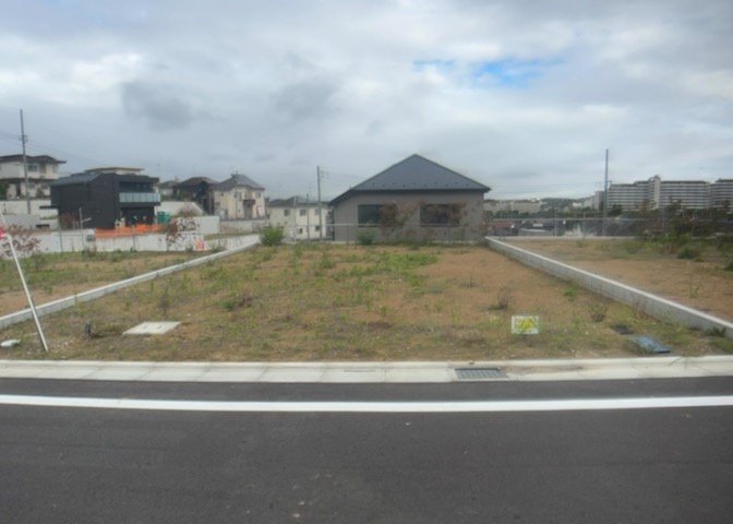 土地の前の道路に消火栓が設置されていることがあります。この場合、道路交通法第45条第1項により、駐車禁止の場所が指定されています。そのため、車庫などの駐車スペースをつくることができない場合があります。