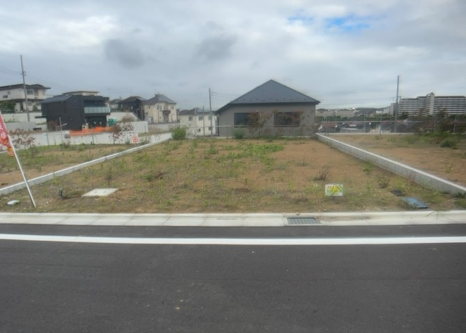 土地購入を検討されている場合、境界杭がない状態で購入してしまうと境界確定測量をする必要があり、費用がかかります。購入の前に、売主、隣土地所有者立ち合いのもと境界を確定し境界杭を設置するのがベストです。