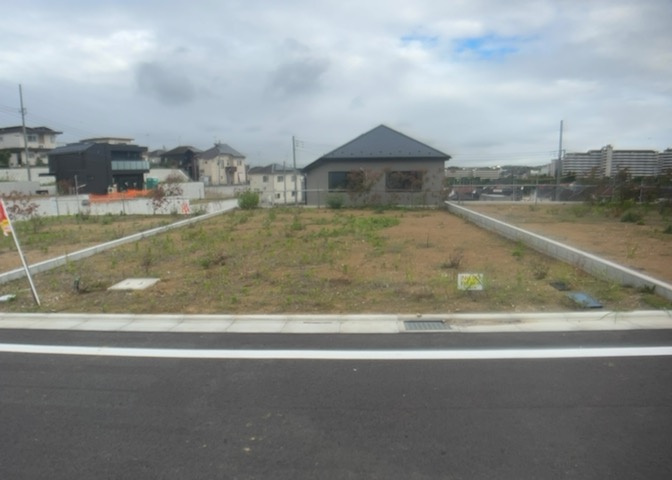 人が暮らすうえで日光は大切な要素となります。日当たりの良さは譲れないポイントですね。併せて近くに大きな建築物の建築予定がないか、あるいはそれが可能な土地が近くにないか事前に確認することもお勧めします。