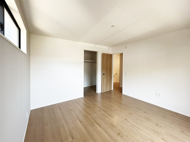 8帖洋室　家具を置いてもゆとりがあり、主寝室や子供部屋にぴったり　