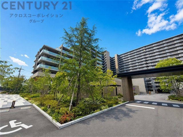 阪急稲野駅前徒歩2分の好立地。大型商業施設つかしんが直ぐで日々の生活が大変便利です。　大規模マンションならではの共用施設が揃っている充実のマンションです。