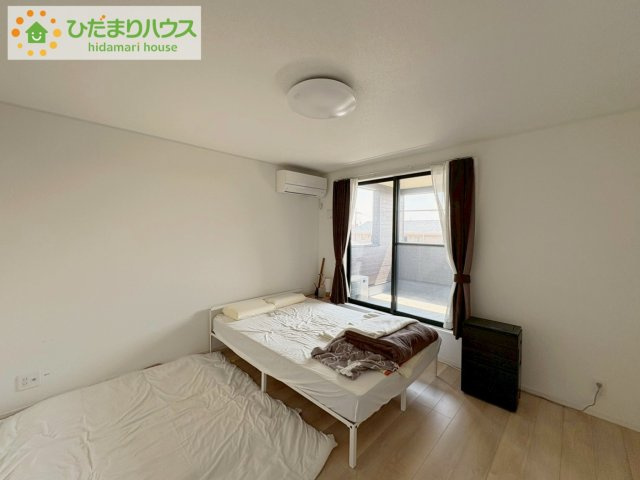 バルコニーに面していて、たっぷり光りの入る明るい主寝室です！