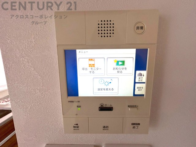 訪問者が来たときにテレビ画面で確認できるため、安心してドアを開けられます。録画機能があるものもあり、留守中に来訪者を記録しておくことができます。利便性が高く、セキュリティ面でも安心です。