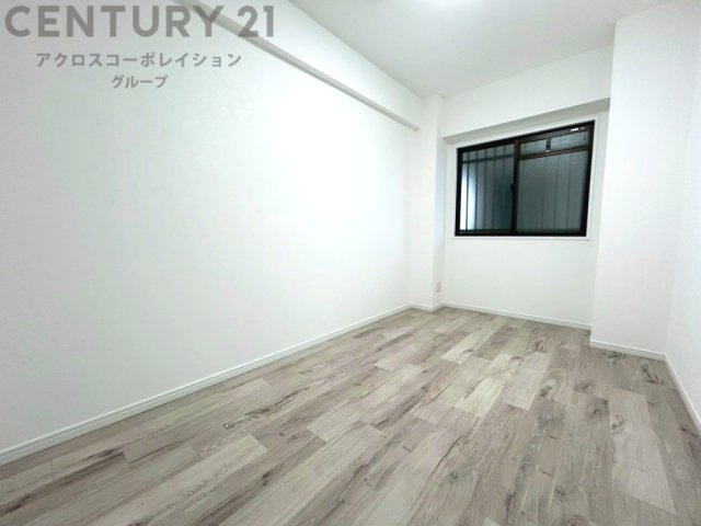 明るい色合いのフローリングとクロスを使用した洋室は家具やインテリアとも調和しやすく空間が広く感じられ開放感を生み出します。自然光を効果的に反射し、室内を明るく保つため、日中の照明使用を抑えられます。