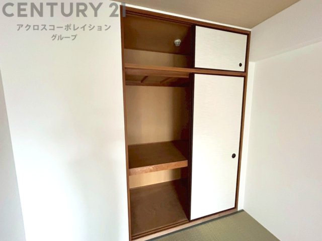 押入れは季節の衣類、寝具などを収納できます。伝統的な美しさと実用性が融合し、収納物を保護する調湿・換気効果があります。使い方によっては書類や小物なども効果的に整理でき空間を有効活用できます。