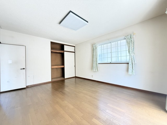 落ち着いて過ごせるお部屋なので、寝室にいかがでしょうか