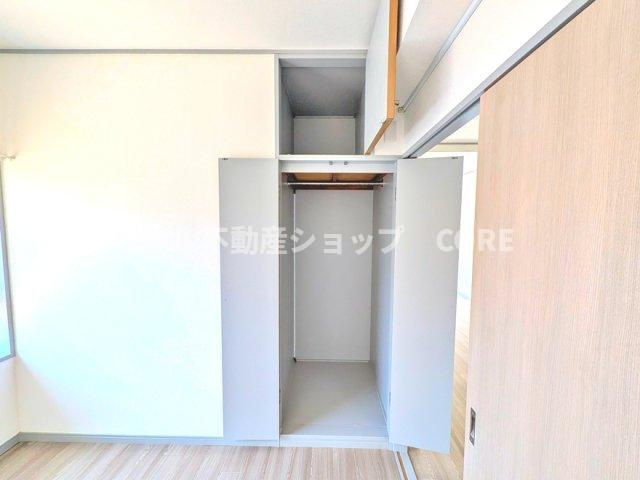 奥行きもあるので、収納ボックスをそのままクローゼットの中へ。部屋にものが出ずスッキリ。