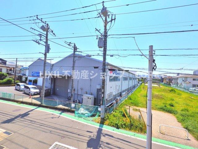 気持ちのいい空が見渡せる広いバルコニー。通風・採光にも優れ、心地よい光と風があふれています。