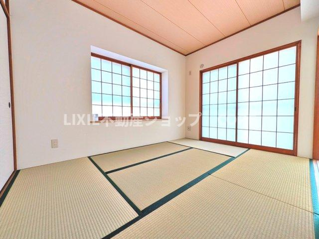 リビングの隣には和室を完備、客間や奥様の休憩場所としても活躍すること間違いなしですね。