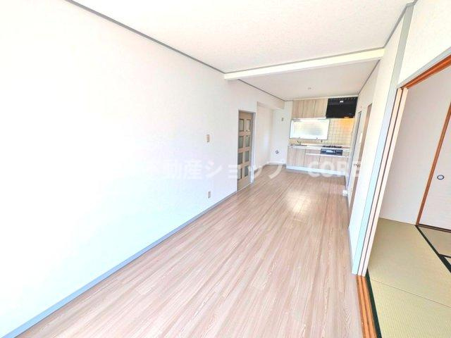 日当たり良好なリビング。隣接する和室の戸を開ければより開放的！是非、見て下さい。