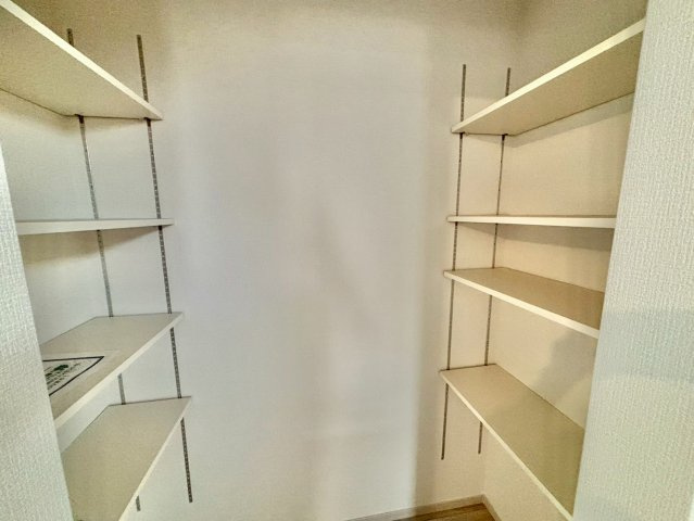 収納が豊富で、暮らしやすさに配慮した間取りです。