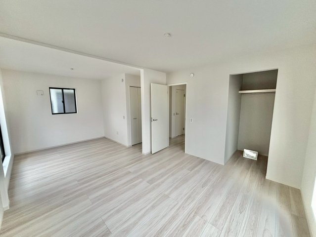 洋室13.5帖・WIC付き！収納付きで、お部屋がすっきり片付きます。