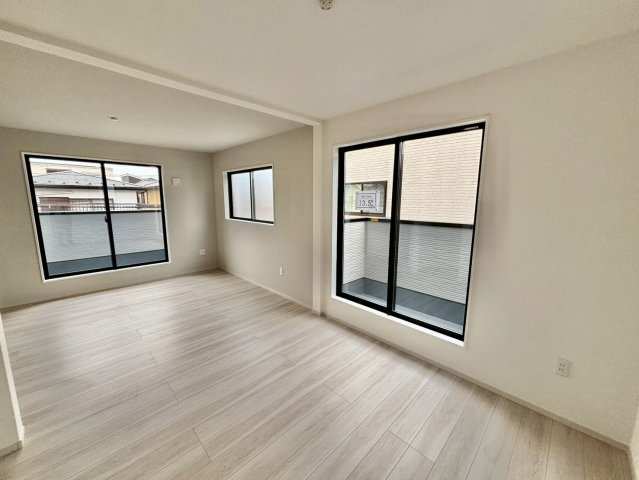 洋室13.5帖・WIC付き！収納付きで、お部屋がすっきり片付きます。