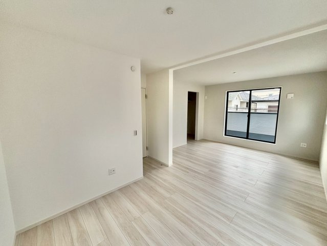 洋室13.5帖・WIC付き！収納付きで、お部屋がすっきり片付きます。