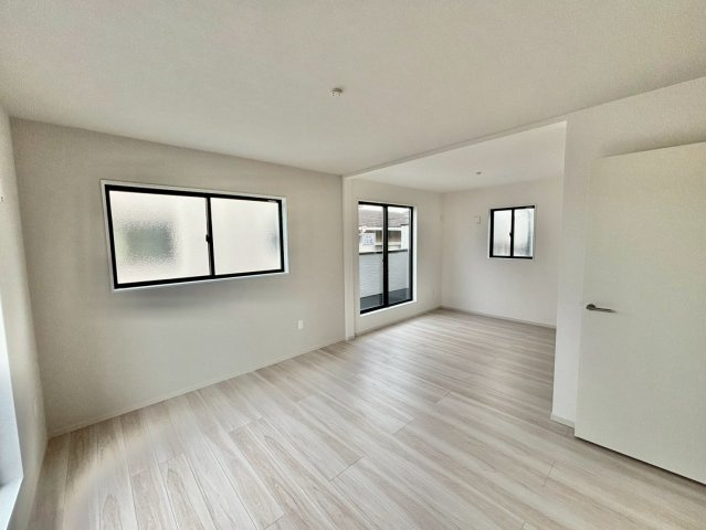 洋室13.5帖・WIC付き！収納付きで、お部屋がすっきり片付きます。