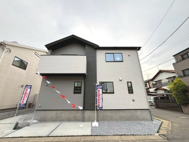 広々とした約20帖のリビング空間！キッチン・洗面・浴室がまとまった水回り動線で、家事の移動もスムーズです！WIC・パントリー・SIC付きの収納豊富な間取りです！駐車スペース2台可(車種による)！