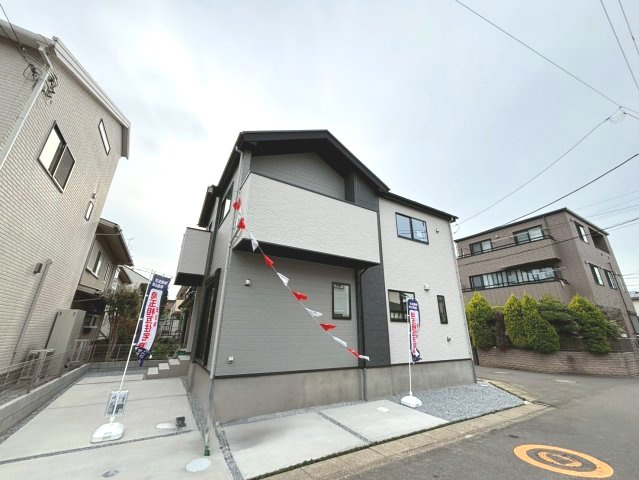 広々とした約20帖のリビング空間！キッチン・洗面・浴室がまとまった水回り動線で、家事の移動もスムーズです！WIC・パントリー・SIC付きの収納豊富な間取りです！駐車スペース2台可(車種による)！