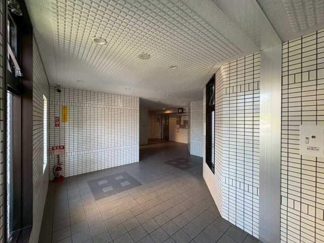 重厚感ある佇まいが印象的。管理状態の良さが伝わる、落ち着いた住環境のマンションです。