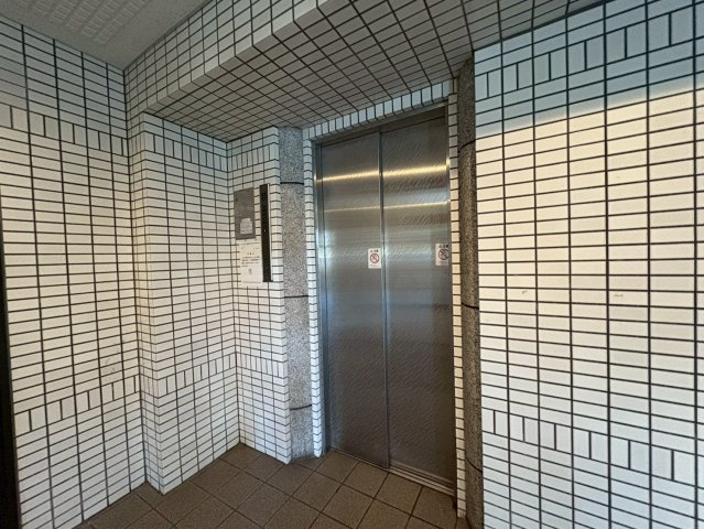 エレベーター完備で荷物の多い日も快適。毎日の移動をスムーズにサポートします。