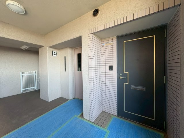 プライバシーに配慮された玄関前スペース。落ち着いた住環境が魅力の住戸です。