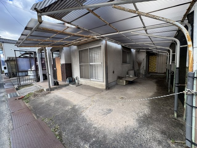 建物横に屋根付きスペースを備えた駐車場。雨の日でも乗り降りがしやすく車への直射日光も軽減できます。奥行きがあり駐車だけでなく自転車や物置スペースとしても活用可能。日常使いに便利な実用性の高い外構です。