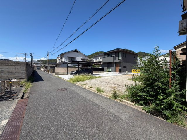 前面道路は4ｍです。国道から1本入った通りです。