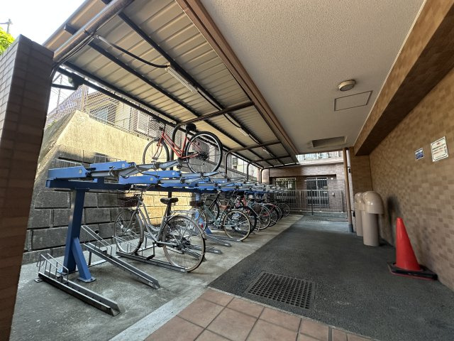 屋根付きの駐輪場は、安心して自転車を駐輪できます。きれいに整頓してあり、管理状態も良好です。