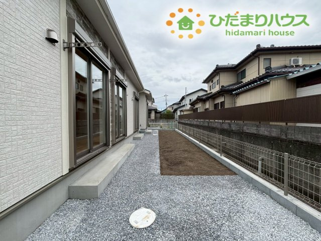 建物の南側に面した、多用途に使えるプライベートなお庭スペースです！泥汚れを気にせず遊べる砂利敷き仕様で、ちょっとした家庭菜園を楽しんだり、お子様とミニプールを出して水遊びをしたりできますね♪