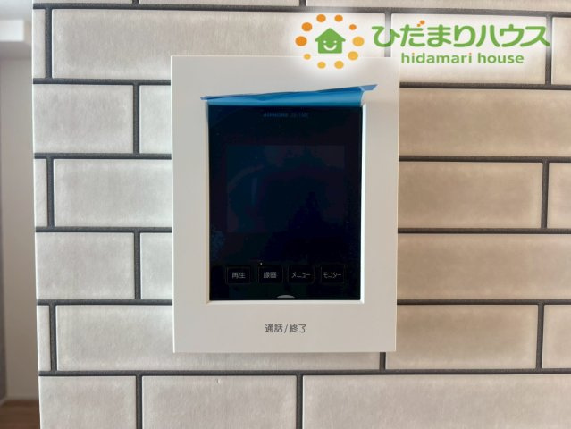 来客の顔を室内からハッキリ確認できるTVモニター付きインターホンです！誰が来たのか一目で分かるので、お子様のお留守番時や、不意の訪問があった際でも慌てず落ち着いて対応できて防犯面も安心です
