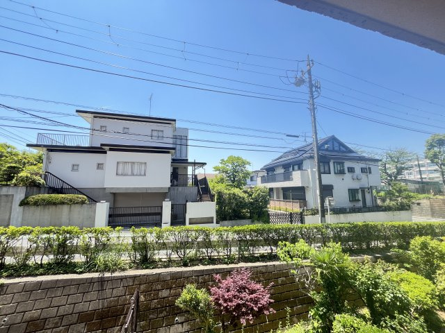 2部屋に面した広々としたバルコニー