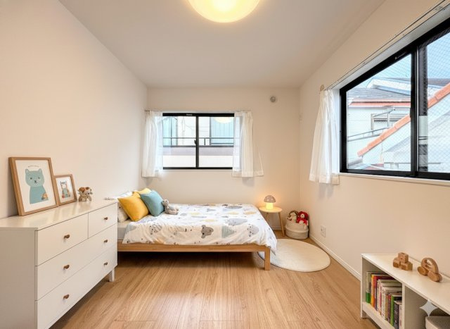 ◆室内はいつも明るい印象なので気持ちの良い朝を迎えられます。各部屋にはクローゼットを完備しており、収納が多いお家はすっきりして快適空間です。(家具はイメージ写真です）　　