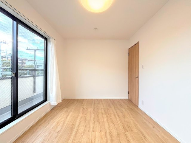 ◆気持ちの良い風が室内へ入り込む居室。家具を配置しても広々ご利用いただけます！！　