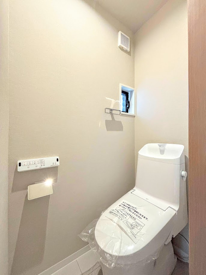 ◆清潔感のある白を基調とした落ち着ける空間。小窓をもうけていますので、こもりやすい空気の入れ替えも簡単に行えますね！　