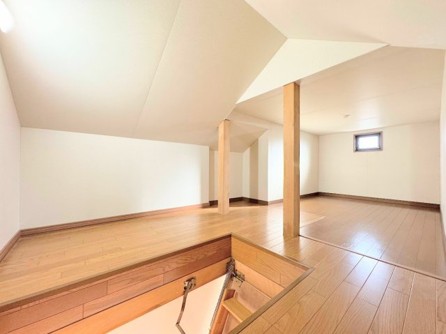 ◆広々したロフトは窓付きで明るく、収納にはもちろん、お子様の遊び場、趣味のお部屋、ご主人の書斎など、多目的にお使いいただける便利な空間です。用途に合わせてお使い頂けます。　