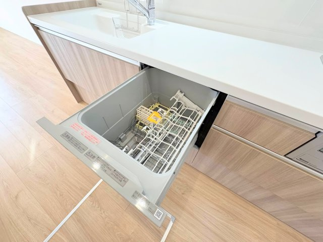 ◆食後の食器洗いは食洗機にお任せ！ご家族と団らんの時間を。家事の時短に効果大の食洗器付き。高温洗浄、節水効果もございます。　