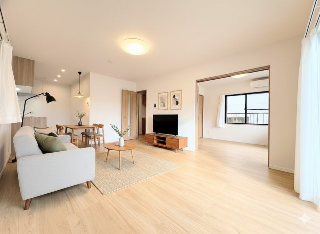 ◆柔らかな色合いのフローリングと清潔感のあふれる白のクロスが明るい空間を創り出しているリビングダイニング。家族の集まる憩いの場にふさわしい空間。(家具はイメージ写真です）