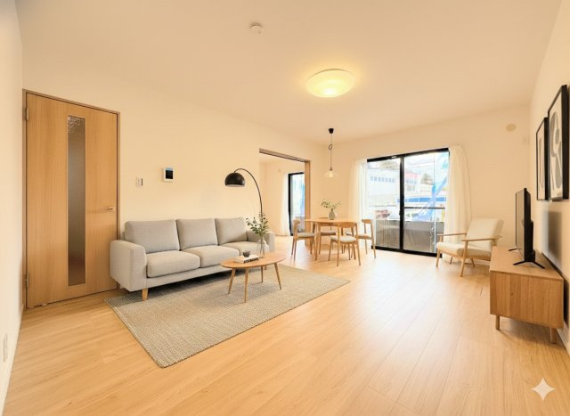 ◆リビングは一日中太陽の光が射し込みます。家族が集まる空間は、自然と笑顔が溢れます！(家具はイメージ写真です）