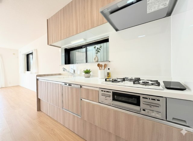 ◆デザイン性と機能性を兼ね備えたキッチンです。リビングスペースとの一体感が生まれ、広々空間を演出してくれます。(家具はイメージ写真です）