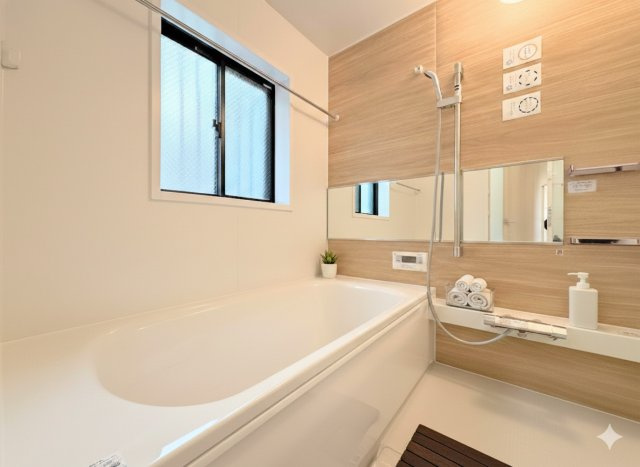 ◆お子様と一緒にバスタイムを楽しめる広々空間。浴室乾燥機付で心地よいバスタイムを実現します。(家具はイメージ写真です）