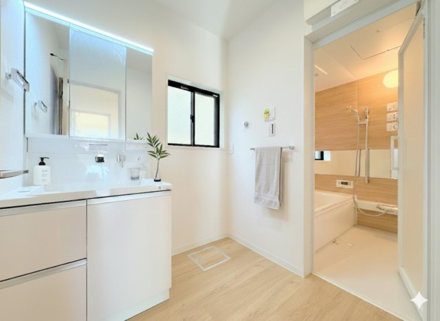 ◆三面鏡裏や、シンクしたにも多数収納を備えた、広々とした洗面化粧台。窓のある明るい洗面所で毎日の身支度も気持ち良くお使い頂けます。(家具はイメージ写真です）