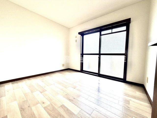 バルコニーに面した大きな窓は、お陽さまの光とさわやかな風をたっぷりとりこめます。